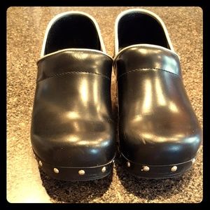 These clogs are SO cute but they don't fit.